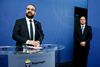 Sveriges boligminister, Mehmet Kaplan, går af efter kommentarer, hvor han sammenligner Israels behandling af palæstinensere med den nazistisk jødeforfølgelse. Til højre Sveriges statsminister, Stefan Löfven. Foto: Patrik Casterberg/Stella Pictures