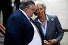 Mexicos leder af landets centralbank, Agustin Carsten, taler med IMF's leder, Christine Lagarde. Hun udtrykte flere gange på G20-mødet frygt for en global økonomi i tre tempi med Europa som svageste led. Hun advarede mod at skære for hårdt og for hurtigt af frygt for, at det vil føre til endnu svagere vækst og højere gæld. Foto: Charles Dharapa/AP