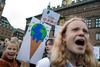 Omkring 2.000 danske skoleelever og unge deltog fredag på Rådhuspladsen i København i en global klimastrejke i stedet for at gå i skole. Demonstrationen kaldes "Fredage for fremtiden". Foto: Nils Meilvang/Ritzau Scanpix)