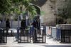Efter flere dages protester og voldelige sammenstød uden for al-Aqsa-moskéen i det, er israelske myndigheder nu begyndt at fjerne de sikkerhedsforanstaltninger, der satte gang i urolighederne. Foto: Mahmoud Illean/AP Photo