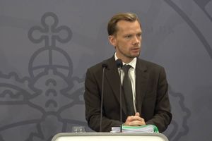 Fra knap 14.000 kr. om måneden til 9.500 kr. for unge ledige. Statsminister Mette Frederiksen præsenterer reformudspil med lavere dagpengesats for nyuddannede.