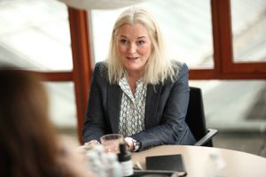 HK skal have mere kant og flere medlemmer, lyder fra den nye formand Anja C. Jensen, der efter 121 år er den første kvinde i spidsen for Danmarks næststørste fagforening. Hun vil have ligestilling, stress og uddannelse på dagsordenen.