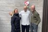 Røde Kors Aarhus’ sekretariatsleder, Henriette Andersen, sammen med chefkok og ejer Wassim Hallal, samt direktør og medejer af Restaurant Frederikshøj, Jeppe Lund. Foto: Røde Kors Aarhus