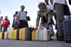 Stemningen blandt yemenitter, der venter i kø for at købe benzin, er undertiden blevet så ophidset, at det har ført til skyderi. Foto: Muhammed Muhammed/Eyevi