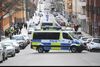 Der var mange pressefolk til stede, og der opstod skubben og masen mellem journalister, som ville sikre sig de bedste pladser. Uden for spærrede politiet et område af. Foto: Fredrik Sandberg/AP
