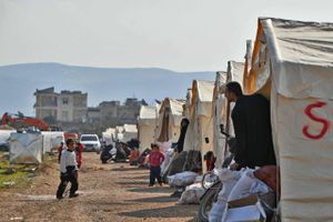 Nød og behov for at få tag over hovedet har fået tusinder af jordskælvsramte syrere i Tyrkiet til at strømme til grænsen for at komme hjem.