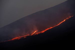 Flyafgange til og fra lufthavnen i Catania på Sicilien er søndag blevet aflyst, fordi Etna er gået i udbrud.