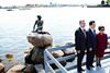 Flere danskere fik i juni 2012 frataget tibetanske flag, når de var i nærheden af Kinas præsident, Hu Jintaos, rute. Bl.a. ved Den Lille Havfrue på Langelinie, som Københavns overborgmester Frank Jensen (S) viste frem. Arkivfoto: Stine Bidstrup