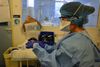 Under normale omstændigheder tager det flere år for en vaccine at blive udviklet, testet og godkendt til brug på mennesker. WHO anslog i februar, at det - selv hvis man sætter fart på den proces - vil tage omkring 18 måneder, før en vaccine kan blive klar til at blive delt ud til befolkninger. Foto: Hopital Bichat - Hospitaux de Parit/Anne Chaon