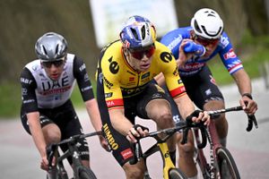 Wout van Aert vandt endagsløbet E3 Saxo Bank Classic foran rivalen Mathieu van der Poel efter en tæt spurt.
