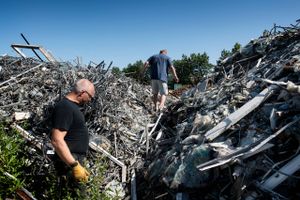 Ingen tager ansvar for kæmpe mængder af skrald i landsbyen Fårbæk. Miljøministeren kalder situationen for »uholdbar«.