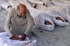 En mand begræder en af mange dræbte efter et påstået gasangreb i Douma, nær Damaskus i Syrien. Nyhedsbureauet AP har modtaget billedet fra en oprørsgruppe, men mener, at billedet er ægte.