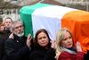 Mary Lou Donald (i midten) tilhører inderkredsen i Sinn Féin. Her er hun sammen med blandt andre Gerry Adams og Michelle O'Neill med til at bære kisten med IRA's tidligere krigschef og næstformand Martin McGuinness til graven i 2017. Foto: AP/Peter Morrison