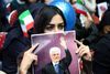 En iransk kvinde ved et vælgermøde i Teheran med et billede af den reformvenlige kandidat Mohammad Reza Aref. Foto: Ebrahim Noroozi/AP