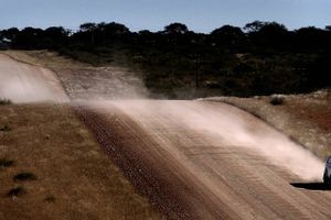 Frem og tilbage er lige langt. Explorerholdet tog en omvej på knap 400 km i Namibia. Foto: Niels Hougaard