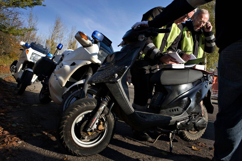 En 22-årig forsøgte at stikke af på en scooter, og en 27-årig anmeldte et indbrud, men blev selv sigtet i sagen. Læs uddrag af døgnrapporten her. 