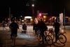 Cyklister ved den Røde Plads på Nørrebro kort efter kl 22.I aften træder de nye restriktioner i kraft i København. Det betyder, at barer, værtshuse og restauranter skal lukke kl. 22. Hvad siger de unge til at blive smidt ud på det tidspunkt? Går de hjem eller fortsætter de festen i parken eller privat?Fotograf: Charlotte de la Fuente