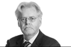 Per Nyholm er tidligere udenrigs- og krigskorrespondent på Jyllands-Posten. Med base i Østrig anskuer han klassisk rejsende verden ”undervejs” i et (central)europæisk perspektiv uden at forsømme at holde et kritisk øje på den danske andegård.