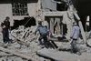 Civile redningsfolk har bjærget en mand, der blev såret i luftangreb i det belejrede Østghouta. Hundredvis meldes såret og dræbt i de intensive bombardementer og sammenstyrtede huse. Foto: AFP/ABDULMONAM EASSA