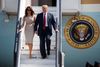 Melania og Donald Trump stiger ud af Air Force One i Stansted Airport torsdag eftermiddag. Foto: Pablo Martinez Monsivais/AP