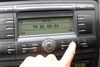 Radioen i undertegnedes Skoda er integreret i instrumentbrættet, og der er kun FM-radio.