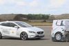 De automatiske nødbremsesystemer skal forhindre bilen i at køre ind i en anden bil, hvis føreren er uopmærksom.