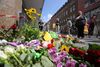 Indbyggere i Würzburg har lagt blomster og lys i det område, hvor en 24-årig somalisk mand fredag eftermiddag gik til angreb på folk i et varehus, i en bank og på gaden. Foto: Armando Babani/Ritzau Scanpix