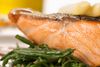 Ud af de anbefalede 350 gram om ugen bør omtrent 200 gram være fed fisk som eksempelvis laks, ørred, makrel og sild. Dem kan du med fordel kombinere med magre fisk som torsk og skrubber. Foto: Colourbox