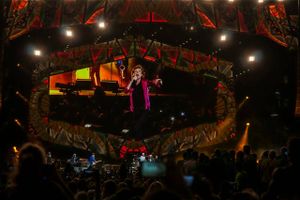 Mick Jagger og kompagni tonede frem på kæmpeskærme, så ikke kun dem nærmest scenen fik nærkontakt. Der er forandringer i luften, lovede den 72-årige sanger. Fotos: Anne Hollande