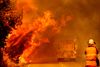 En brandbil kører igennem flammerne. Foto: Josh Edelson/AFP