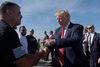 Præsident Donald Trump hilser på folk i lufthavnen på vej til feriested Mar-a-Lago i Florida, hvor han tilbringer sin tredje weekend i træk. Foto: Susan Walsh/AP