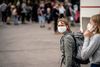 Sundhedsstyrelsen følger udviklingen i smittespredningen meget tæt, med henblik på om anbefalinger om brug af mundbind skal udvides til flere situationer som f.eks. indkøbscentre og forsamlingssteder. Foto: Mads Claus Rasmussen/Ritzau Scanpix