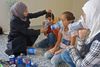 UM Majid og hendes børn er i færd med at afprøve hjemmelavede gasmasker. De er blandt de knap tre millioner civile, som lige nu befinder sig i Idlib-provinsen, hvor det syriske regime er i færd med at starte en stor militæroffensiv. Vesten frygter, at det syriske regime igen vil bruge kemiske våben mod sin egen befolkning. Foto: Muhammad HAJ KADOUR/AFP.