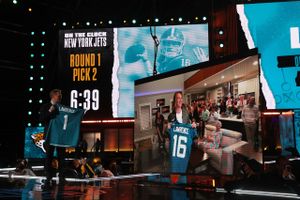 Trevor Lawrence blev som ventet valgt først af alle i den årlige NFL-draft, da Jacksonville Jaguars tog ham.