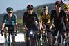 Egan Bernal (nummer to fra venstre) kæmpede sig i mål, men led et stort tidstab på 17. etape. Nu er det slut for Team Ineos-kaptajnen. REUTERS/Anne-Christine Poujoulat