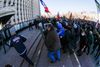 Pro-russiske aktivister rykker frem mod politistyrker ved en regeringsbygning i Donetsk i Ukraine.