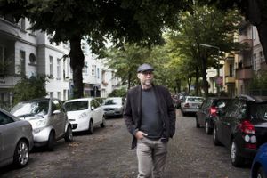 Tom Buk-Swienty på gaden i berliner-bydelen Steglitz, hvor han gerne holder til, når han skal skrive. Foto: