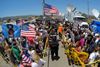I flere amerikanske byer strides demonstranter om, hvordan problemet med de illegale indvandrere skal løses. Her er det i den sydcaliforniske by Murrieta.