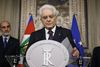 Præsident Sergio Mattarella (bill.) frygter, at Paolo Savona som finansminister vil udløse alarm på finansmarkederne. Foto: Fabio Frustaci/AP