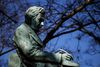 Thea befinder sig snart i begivenhedernes centrum, da hun får en besked om at mødes i Det Kongelige Biblioteks have ved statuen af Kierkegaard til en snak om filosoffen. Arkivfoto: Niels Hougaard