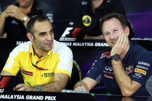 Cyril Abiteboul, Renault (tv.) og Christian Horner, Red Bull, er stærkt uenige om ansvaret for de dårlige resultater. Men de kunne dog ses side om side ved fredagens pressemøde i Malaysia. Foto: P