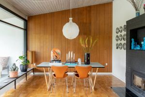 I en anderledes villa fra 1973 har Casper Balslev og Camilla Nordbjerg forenet deres interesser for design, kunst og samlerobjekter i et farverigt og skævt sammensurium.