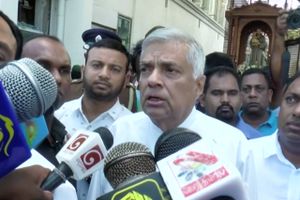 Den srilankanske premierminister Ranil Wickremesinghe var efter sigende ikke informeret om den sikkerhedstrussel, der skulle være givet videre fra en udenlandsk sikkerhedstjeneste. Foto: Derana TV/via Reuters
  