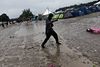 Det enorme campingområde på Roskilde Festival har udviklet sig til en mudderpøl. Foto: Tobias Nicolai
