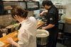 Saichis køkken er åbent, men ligger i kælderen. Her laves ikke bare sushi i den japanske stil, hvor der ikke tilsættes en masse krydderier, men også mere traditionelle japanske retter til dem, der gerne vil have maden tilberedt. Foto: Kenneth Lysbjerg Koustrup