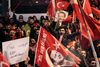 Aflysningen af vælgermøderne har mødt vrede i Tyrkiet. Her gik demonstranter søndag på gaden foran Hollands konsulat i Istanbul. Foto: Emrah Gurel/AP