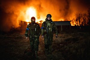 Fotografer fra hele verden arbejder hver dag for at dokumentere krigen i Ukraine. Vi har udvalgt en række billeder hos de internationale fotobureauer fra den forløbne uge, som hver især på et øjeblik fortæller mere end tusindvis af ord om krigens gru og ødelæggelser.    