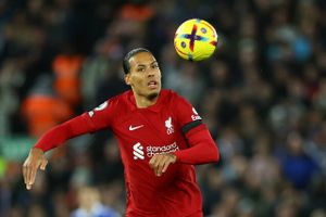 Liverpool er blot sekser i Premier League. Nu må klubben undvære sin hollandske forsvarschef i længere tid.