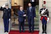 Højrefløjspolitikeren Édouard Philippe (th.) overtog mandag posten som Frankrigs premierminister fra socialisten Bernard Cazeneuve. Foto: Thomas Samson/AP.