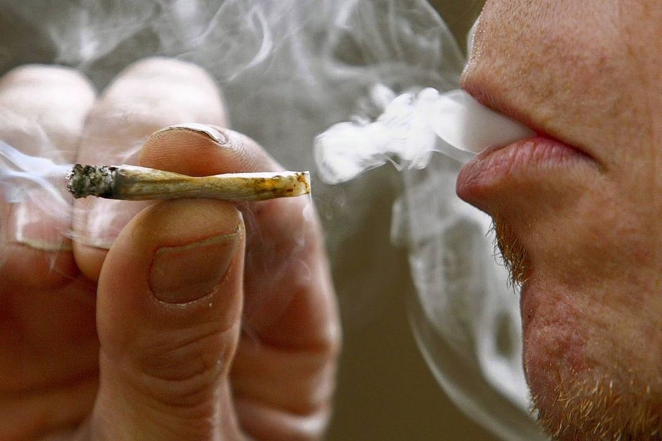 »En del forældre og unge romantiserer hash og mener, at der ikke sker noget ved at ryge en joint, man ”chiller” og slapper bare lidt af, og det er rigtigt, at hovedparten vil klare sig videre uden problemer, men der er også en vis del, der vil tage varig skade,« siger ungdomsforsker Birgitte Simonsen